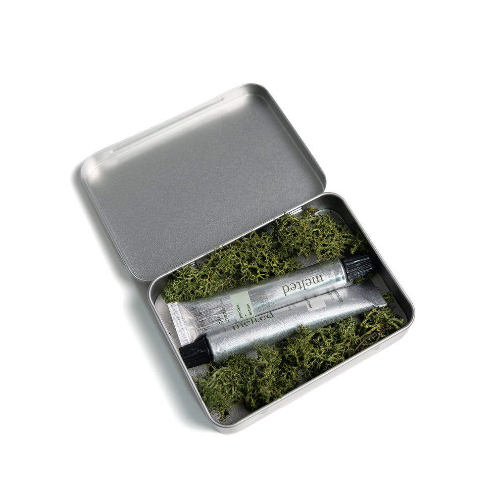 reusable aluminium tin with real moss holding the duo